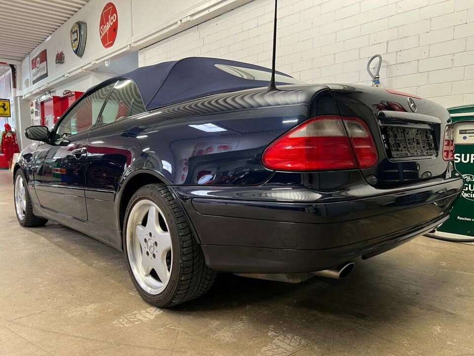Image 12/17 of Mercedes-Benz CLK 320 (2001)