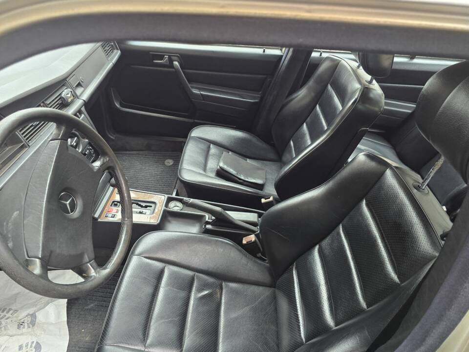 Image 2/8 of Mercedes-Benz 190 E (1989)