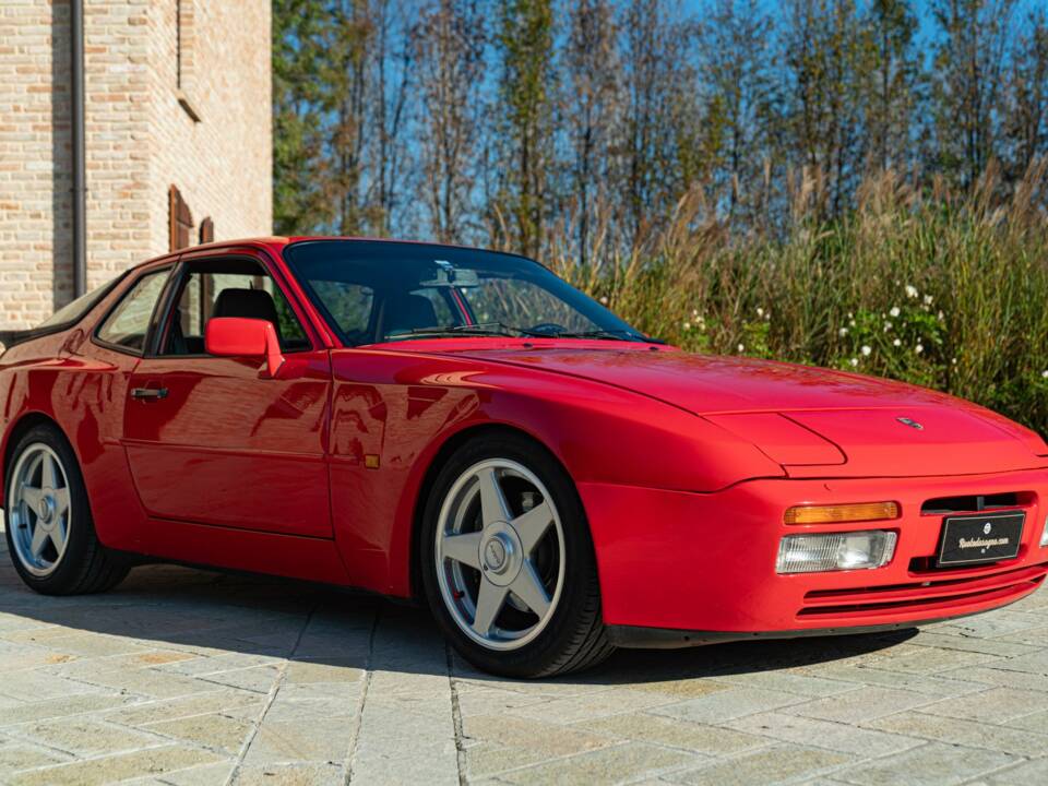 Image 3/50 de Porsche 944 Turbo S (1988)