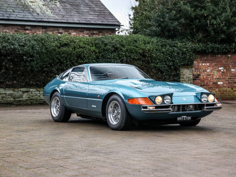 Image 28/65 of Ferrari 365 GTB&#x2F;4 Daytona (1972)