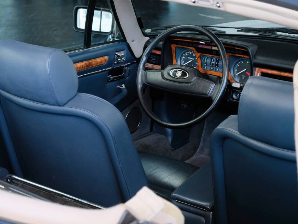 Image 20/47 of Jaguar XJ-SC 5.3 (1987)