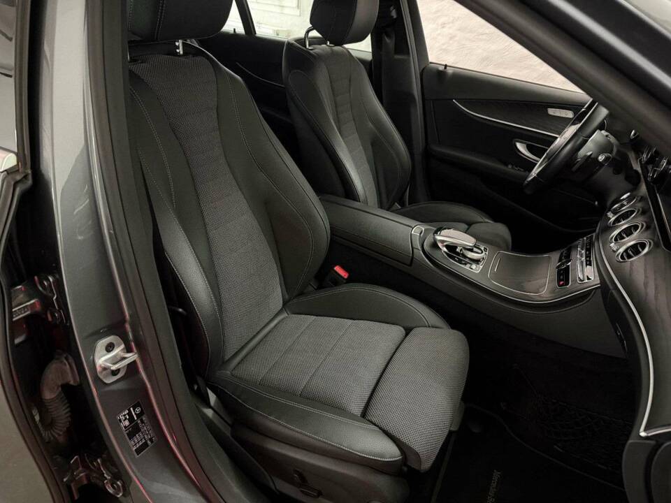 Image 20/32 of Mercedes-Benz E 200 d (2020)