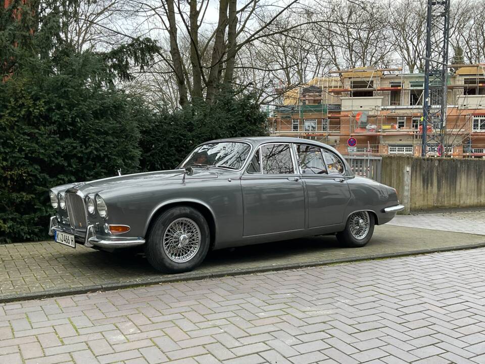 Image 2/24 of Jaguar 420 (1968)