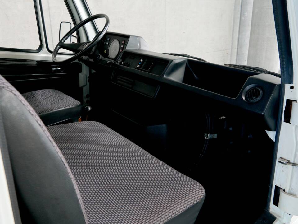 Image 34/43 of Mercedes-Benz T1 208 (1981)