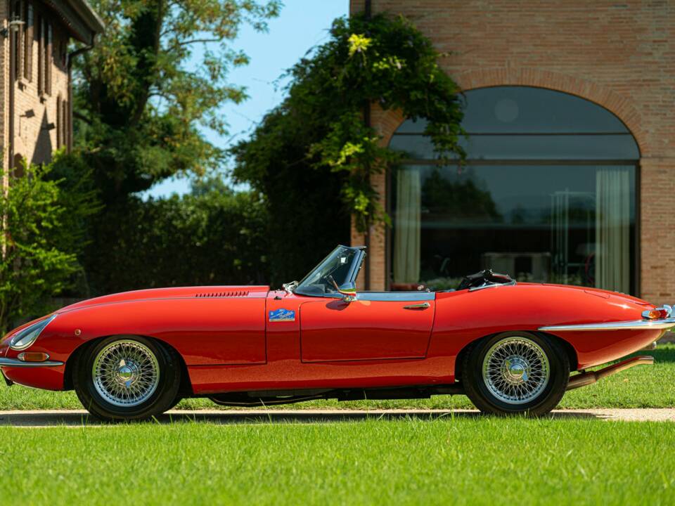 Image 12/50 de Jaguar E-Type 4.2 (1966)