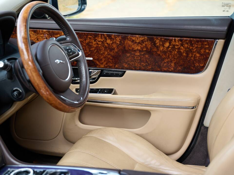 Bild 15/50 von Jaguar XJ 5.0 (2010)