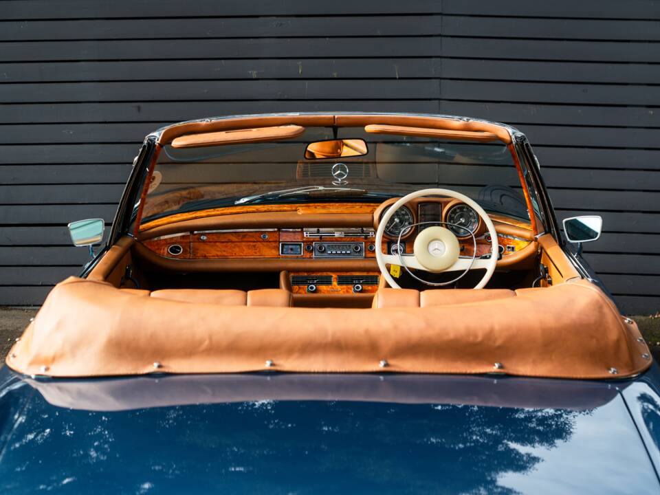 Image 9/57 de Mercedes-Benz 280 SE 3,5 (1971)