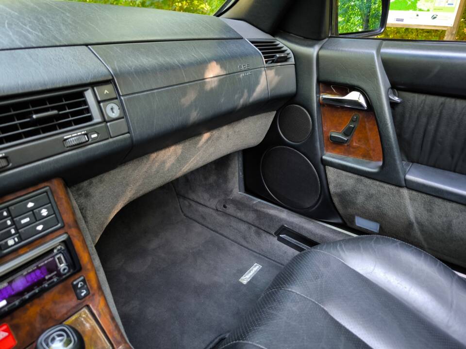 Image 20/38 of Mercedes-Benz SL 320 (1994)