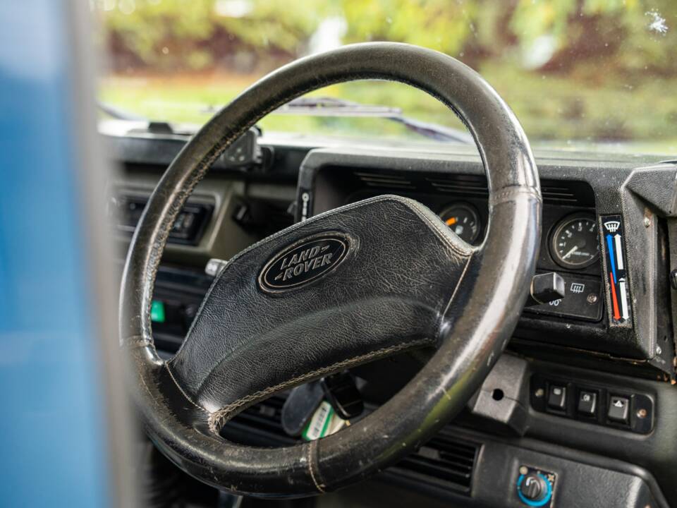 Image 13/50 of Land Rover Defender 90 "50th Anniversary" (1998)