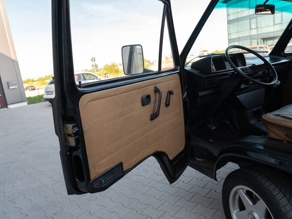 Bild 10/16 von Volkswagen T3 Kombi 1.6 D (1985)