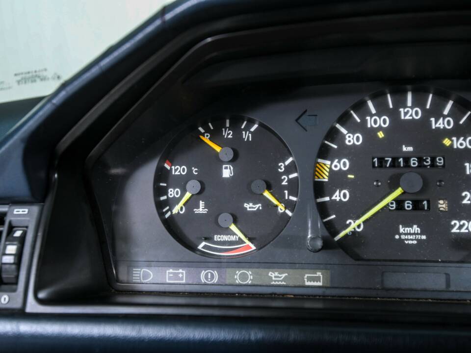 Image 35/50 of Mercedes-Benz 200 (1986)