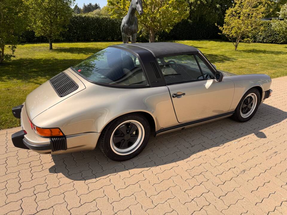 Image 16/88 of Porsche 911 Carrera 3.2 (1985)
