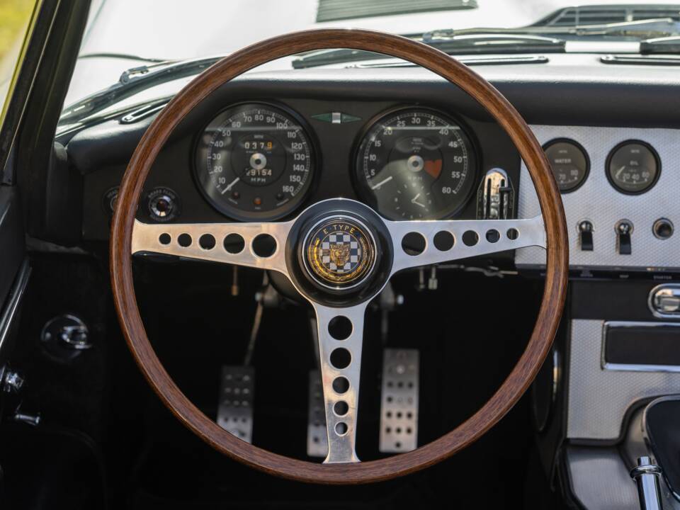 Image 12/44 of Jaguar E-Type 4.2 (1967)
