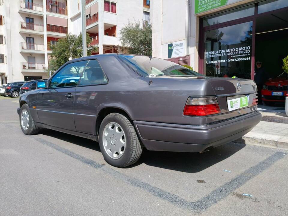 Immagine 3/35 di Mercedes-Benz E 200 (1995)