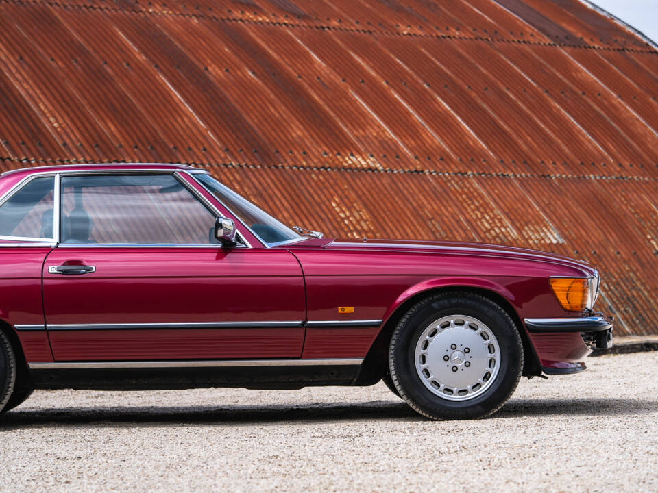 Immagine 15/36 di Mercedes-Benz 300 SL (1989)