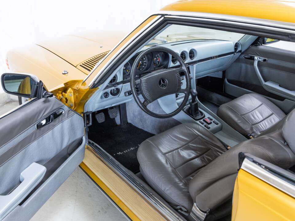 Image 8/32 of Mercedes-Benz 350 SLC (1971)