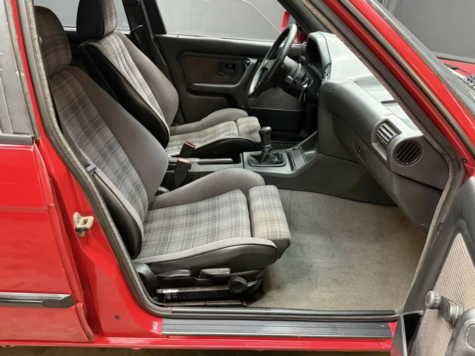 Afbeelding 18/26 van BMW 320i (1985)