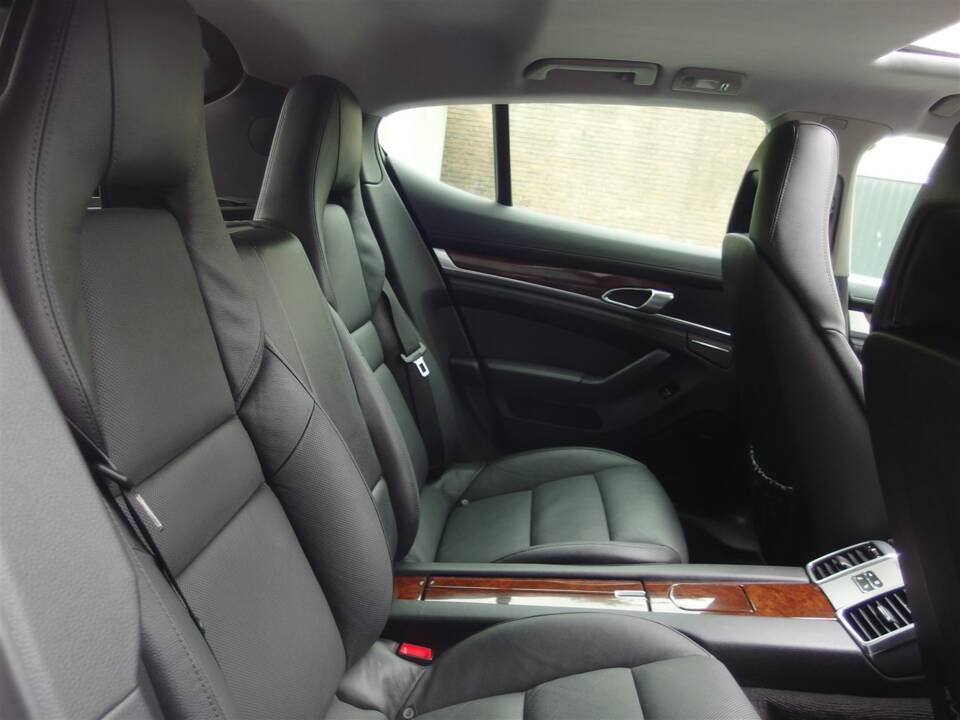 Image 76/98 of Porsche Panamera S (2010)