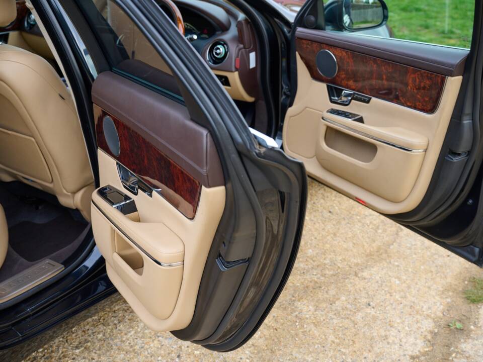 Bild 32/50 von Jaguar XJ 5.0 (2011)