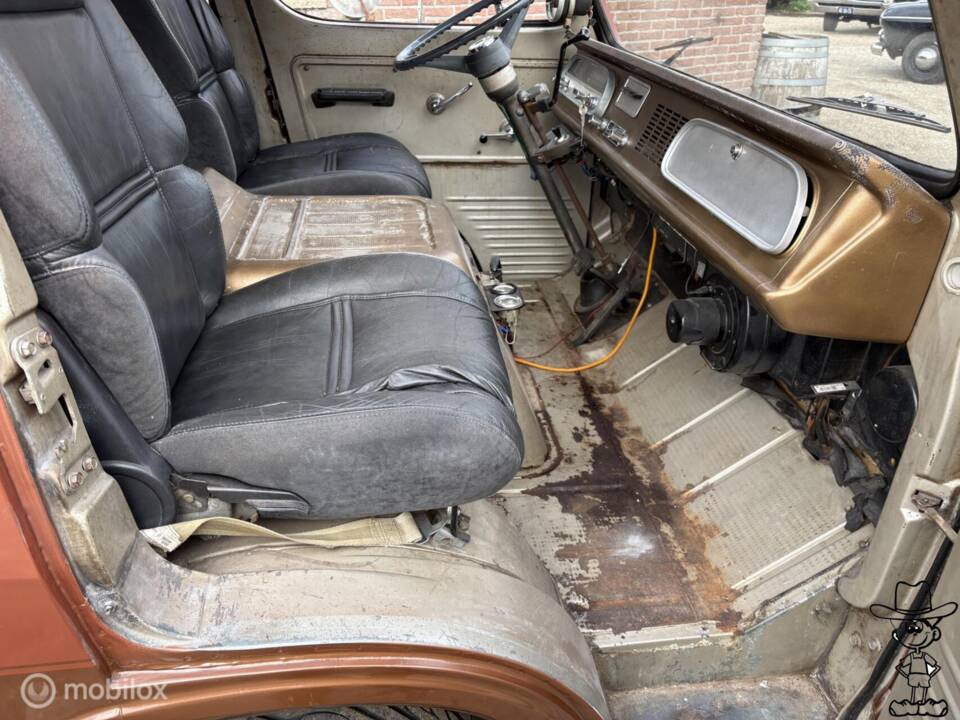 Image 13/50 of Chevrolet G-10 Van (1965)