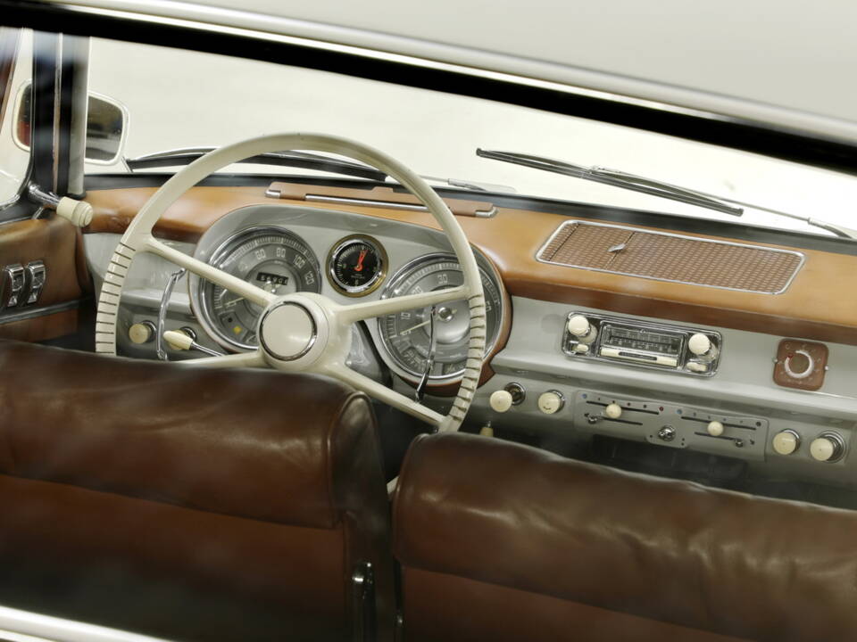 Image 18/28 of BMW 503 (1959)