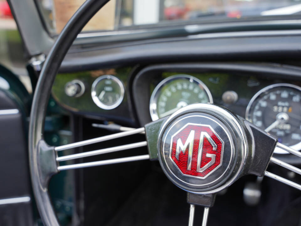 Image 47/50 of MG MGB (1969)