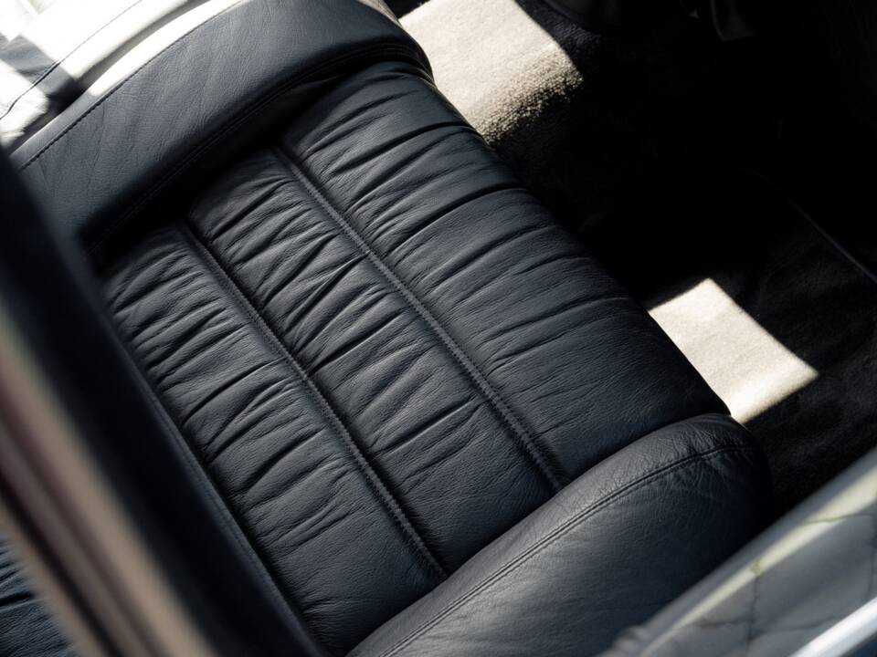 Image 33/75 of Lotus Carlton (1991)