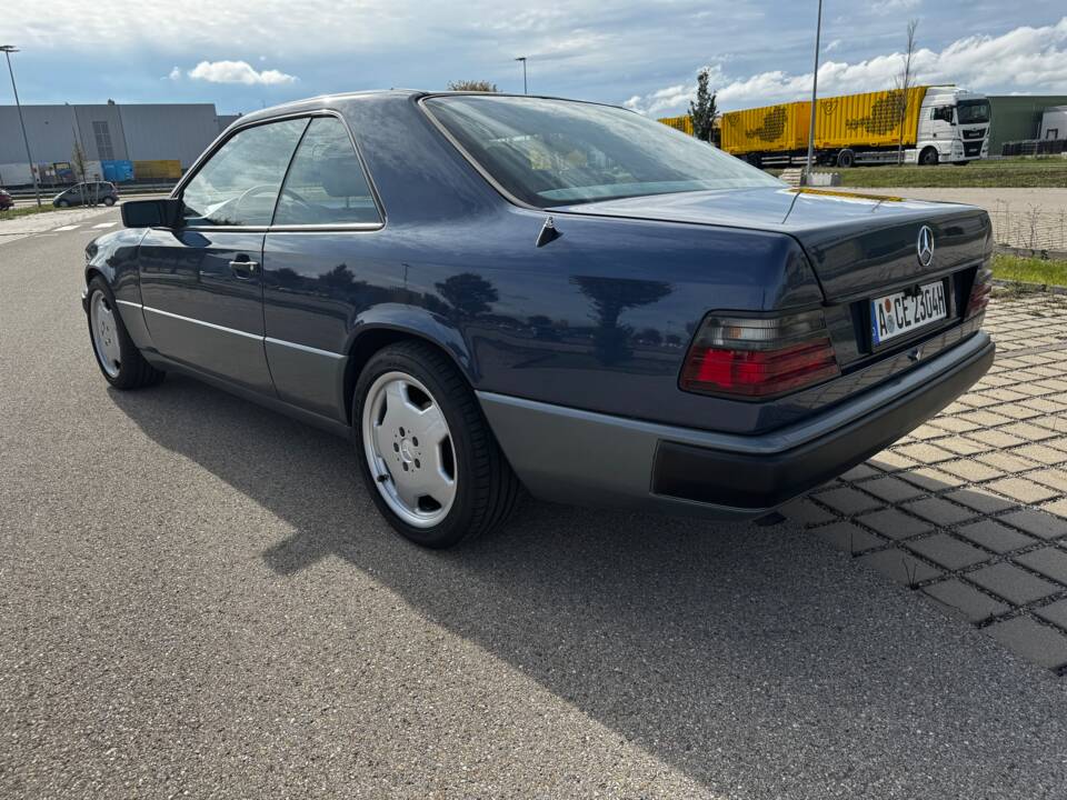 Imagen 3/35 de Mercedes-Benz 230 CE (1988)