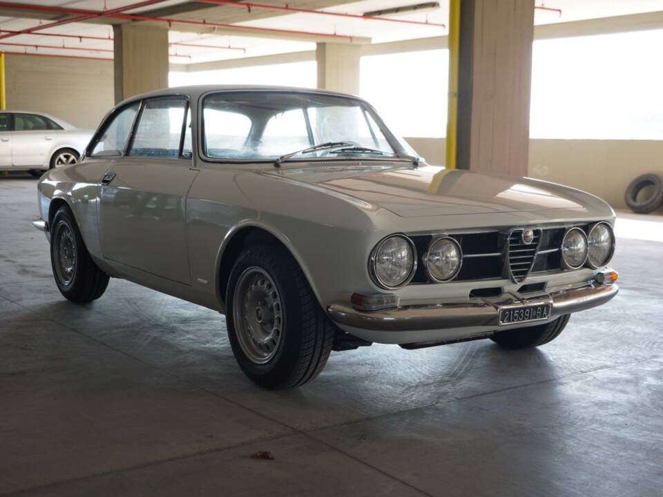 Image 4/22 of Alfa Romeo 1750 GT Veloce (1967)