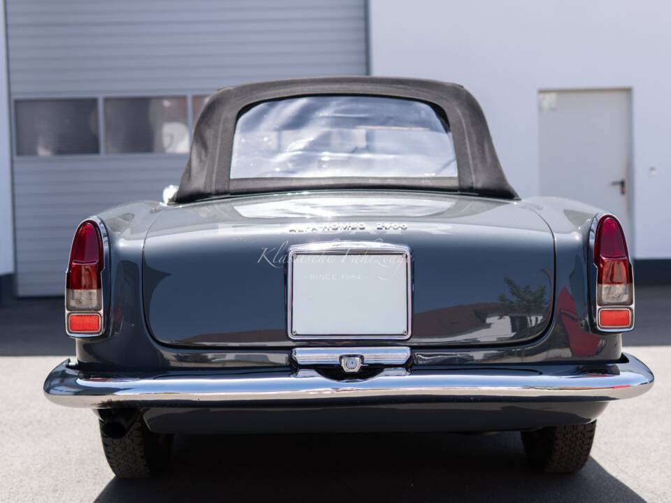 Image 11/31 of Alfa Romeo 2600 Spider (1963)