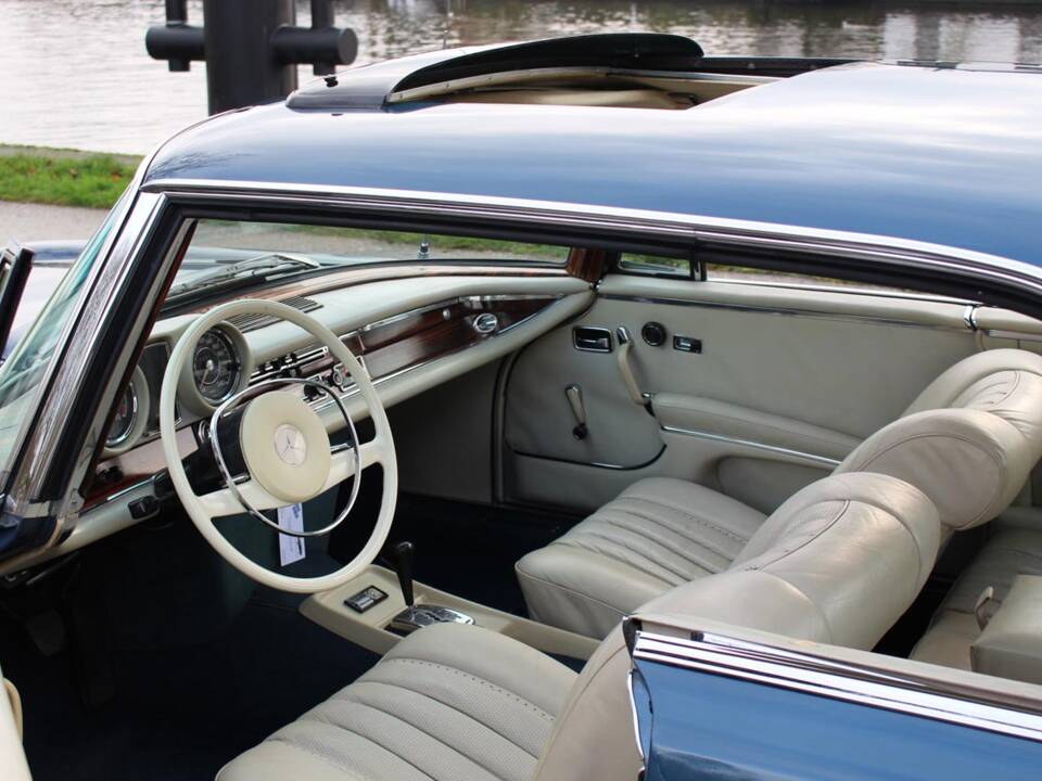 Image 11/27 de Mercedes-Benz 280 SE 3,5 (1971)