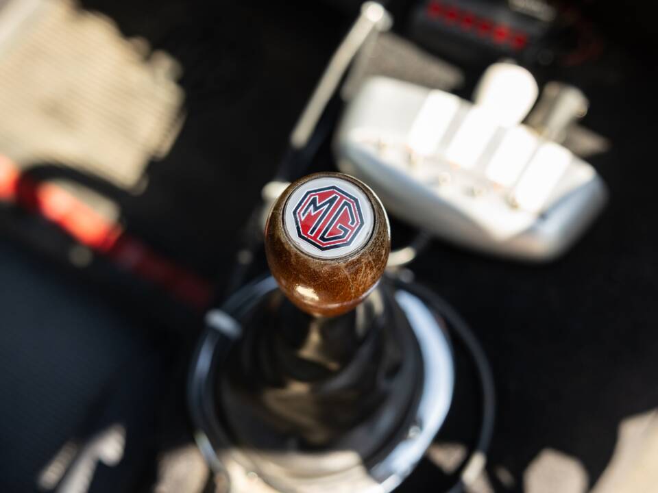 Image 38/50 of MG MGB GT (1970)