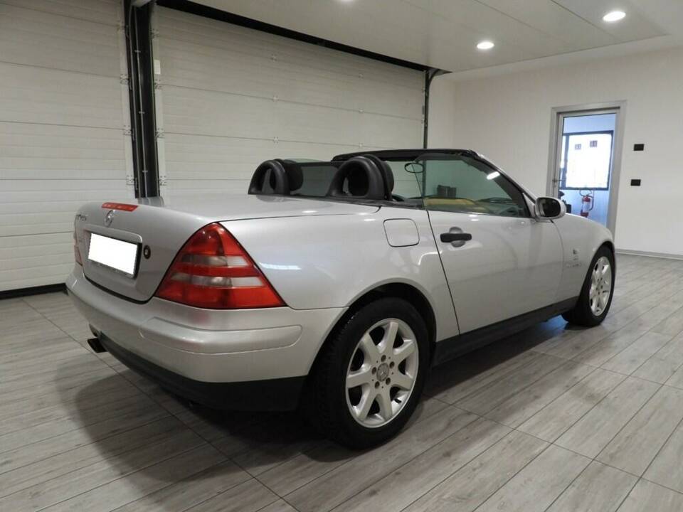 Image 4/15 de Mercedes-Benz SLK 200 Kompressor (2000)