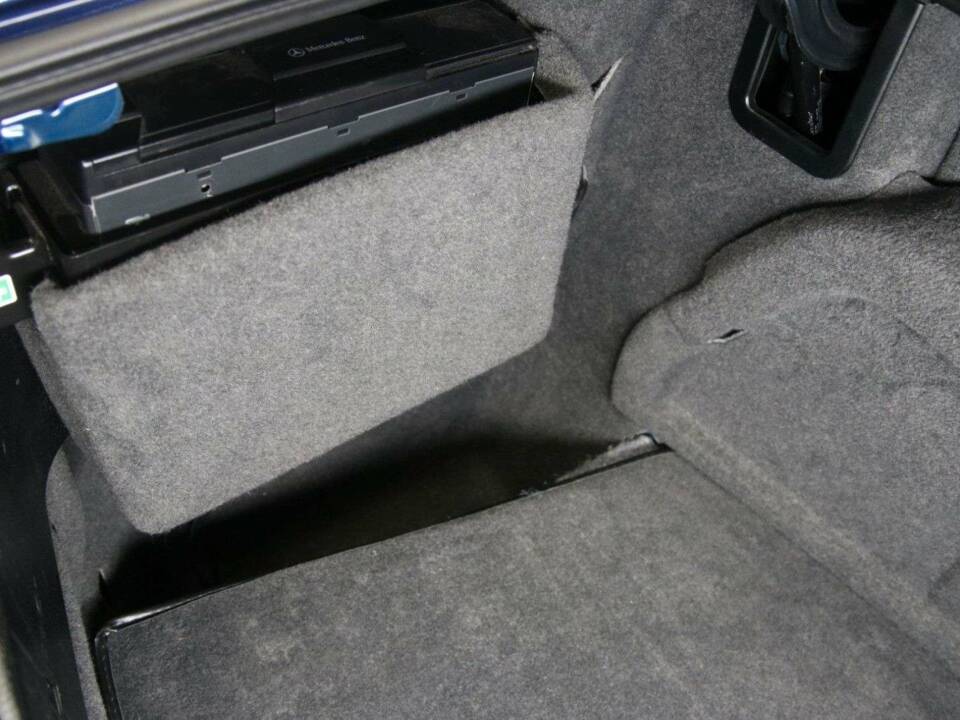 Image 44/49 of Mercedes-Benz SL 500 (2000)