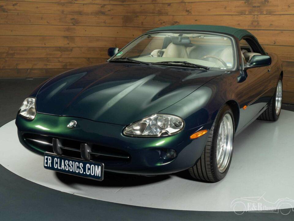Image 2/19 de Jaguar XK8 4.0 (1998)