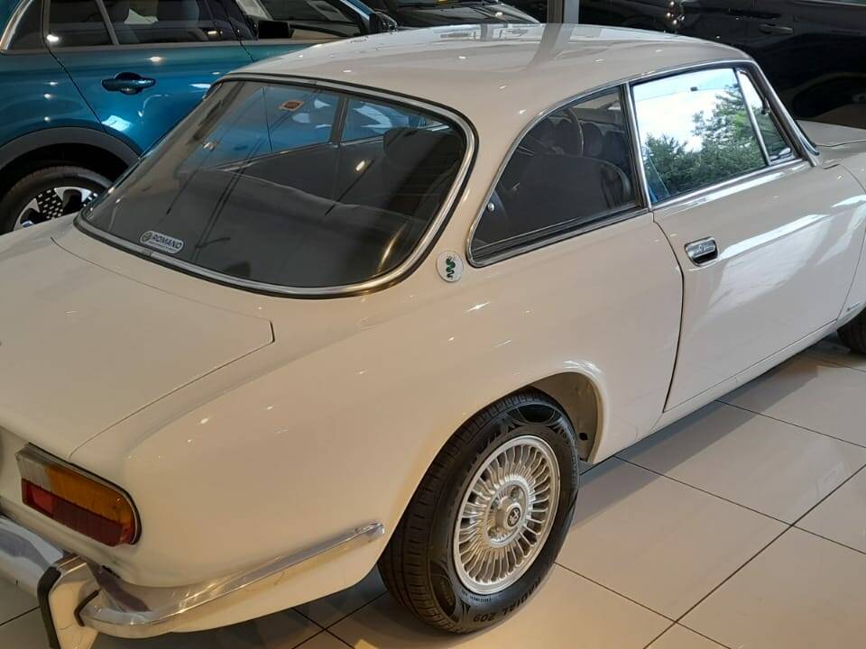 Bild 2/17 von Alfa Romeo 2000 GT Veloce (1971)