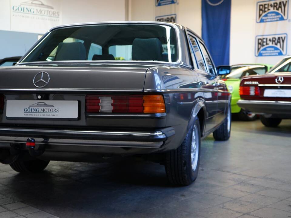 Image 15/36 de Mercedes-Benz 280 E (1982)