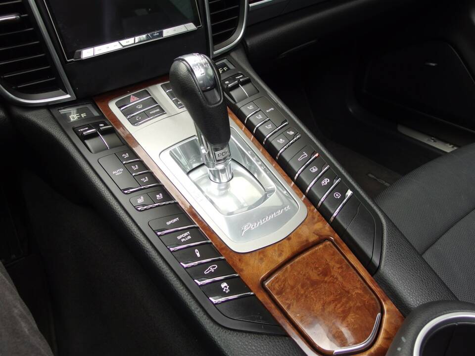 Image 60/98 of Porsche Panamera S (2010)