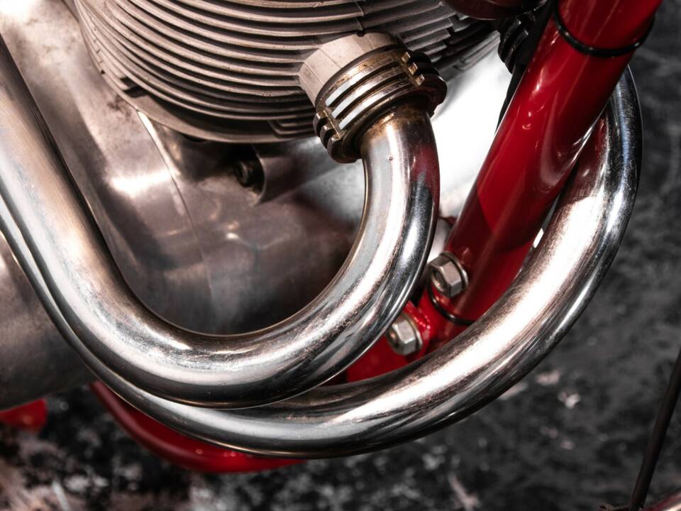 Image 30/34 of MV Agusta 250 Bicilindrica (1970)