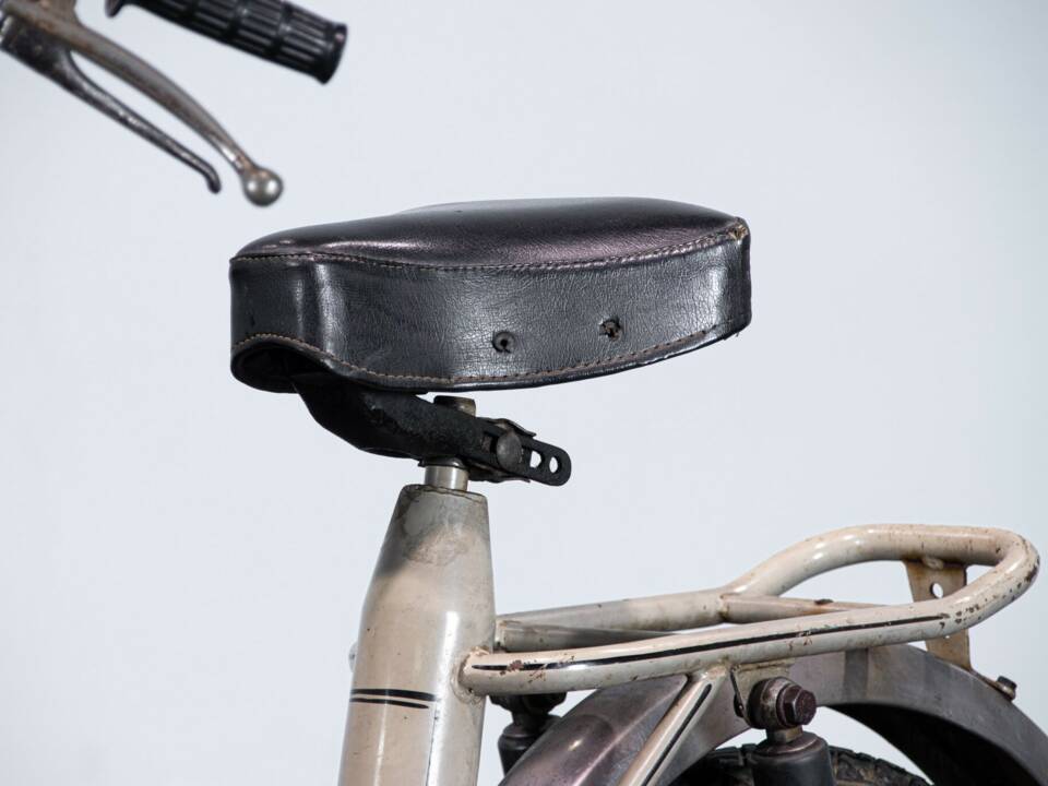 Image 40/50 of Oemmeci DUMMY (1978)