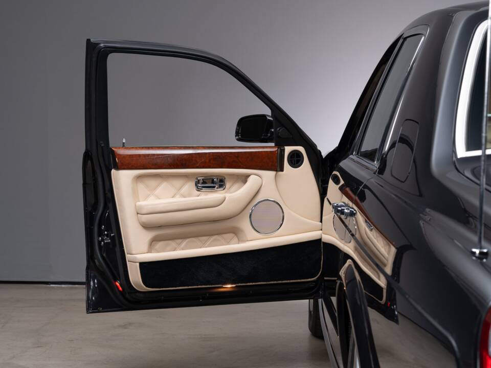 Image 18/46 of Bentley Arnage T (2004)