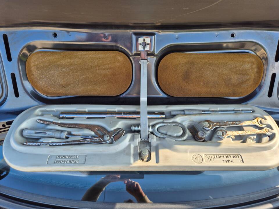 Image 23/49 of BMW 318is "Class II" (1994)