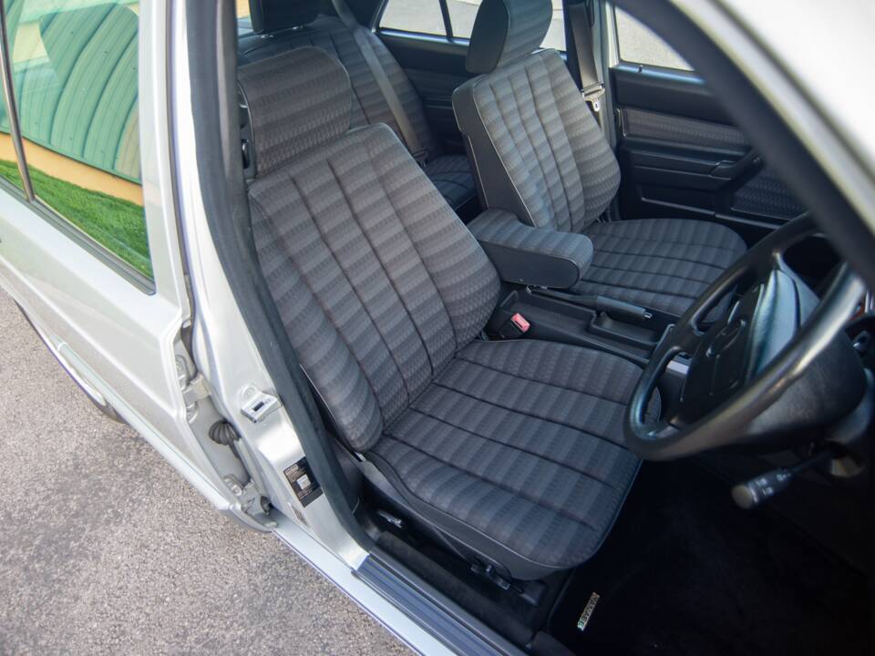 Bild 10/29 von Mercedes-Benz 190 E 2.0 (1992)