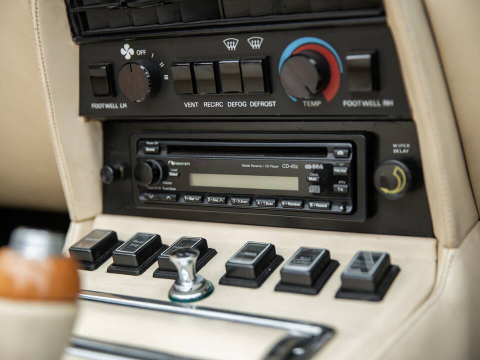 Bild 36/59 von Aston Martin V8 EFi Volante (1988)