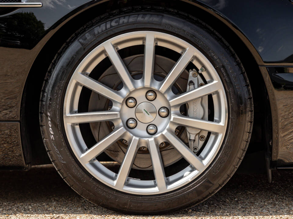 Image 7/56 of Aston Martin V12 Vanquish S (2005)