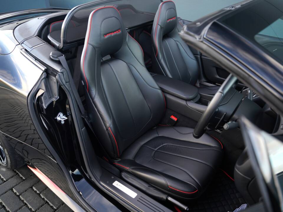 Image 13/50 of Aston Martin Vanquish S Volante (2018)