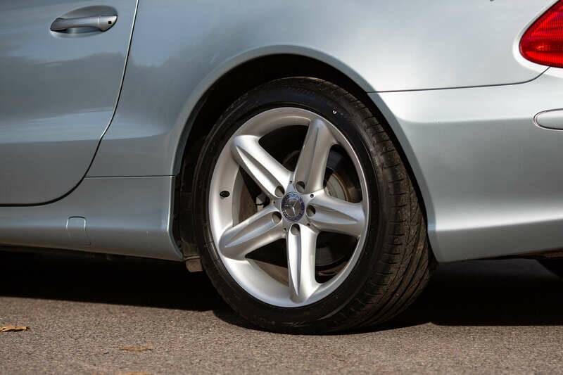 Image 24/50 de Mercedes-Benz SL 500 (2003)