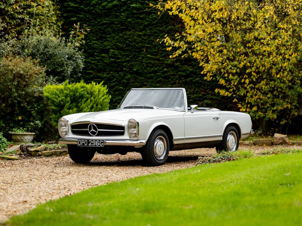 Image 14/50 of Mercedes-Benz 280 SL (1968)
