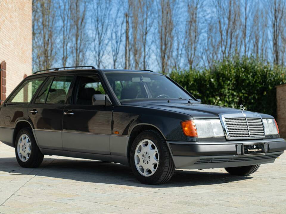 Image 2/50 of Mercedes-Benz 200 TE (1993)