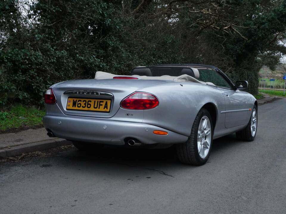 Image 6/19 of Jaguar XK8 4.0 (2001)